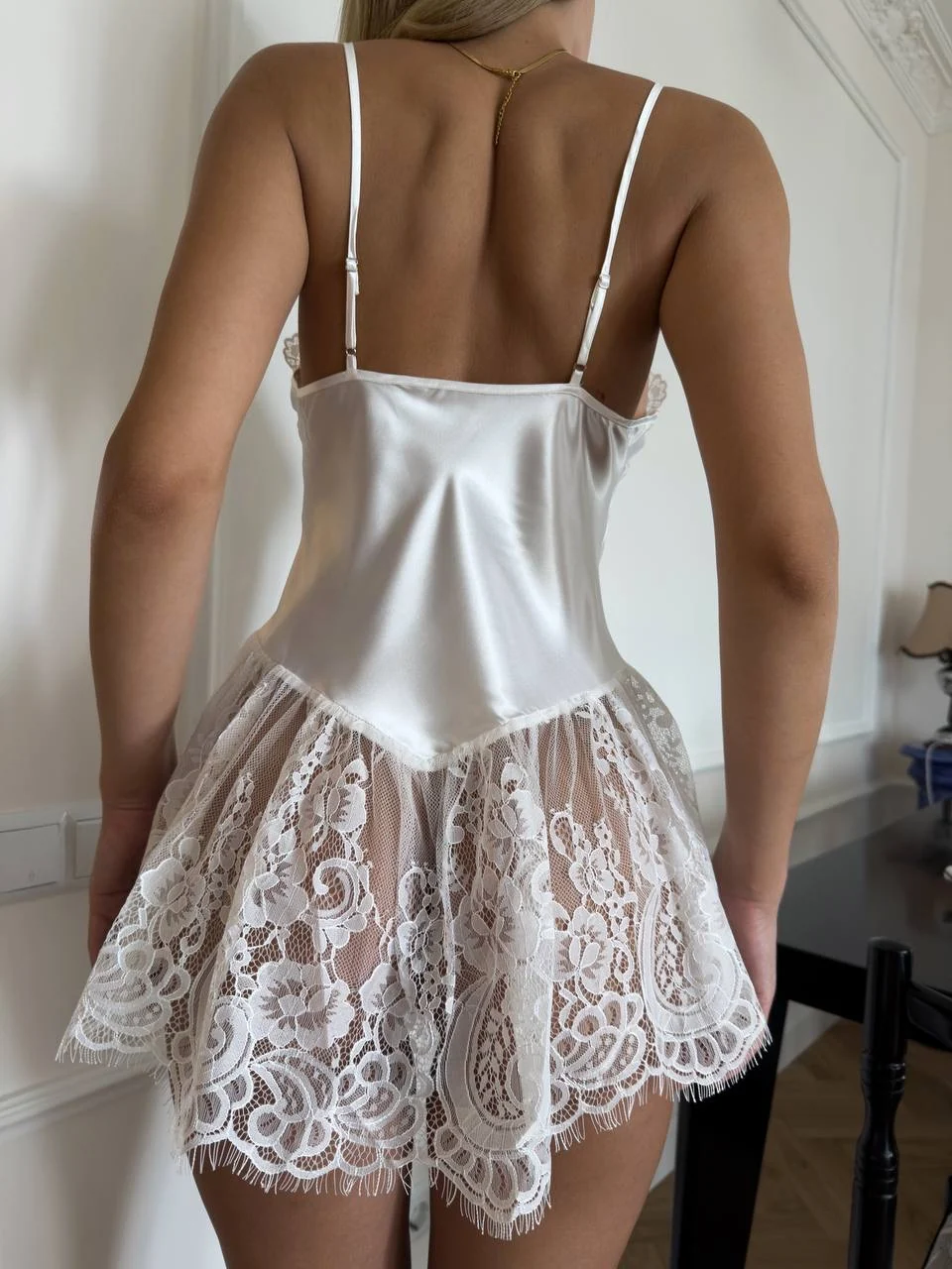 Babydoll Luxury din Satin și Dantelă Ecru – Cămașă de Noapte Elegantă